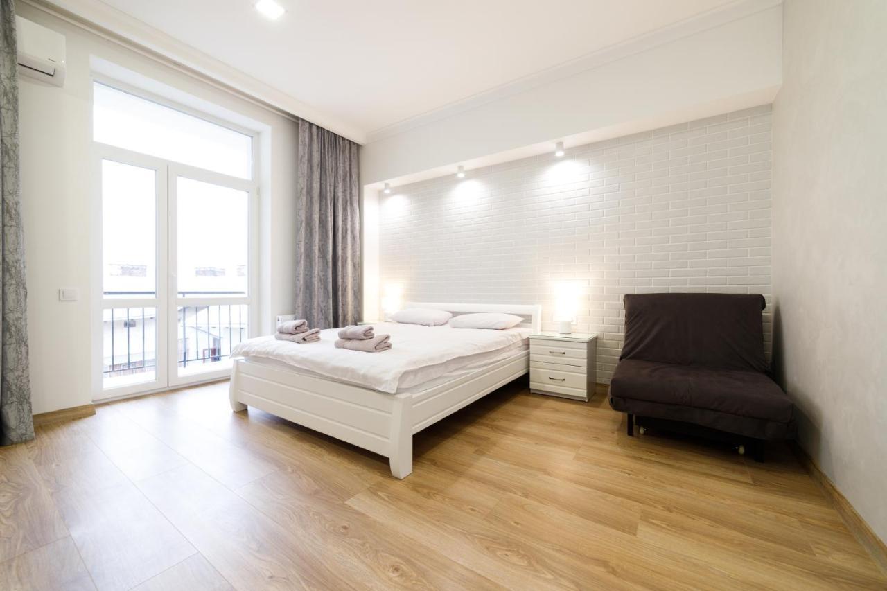 Lux Apartments Lviv Ngoại thất bức ảnh