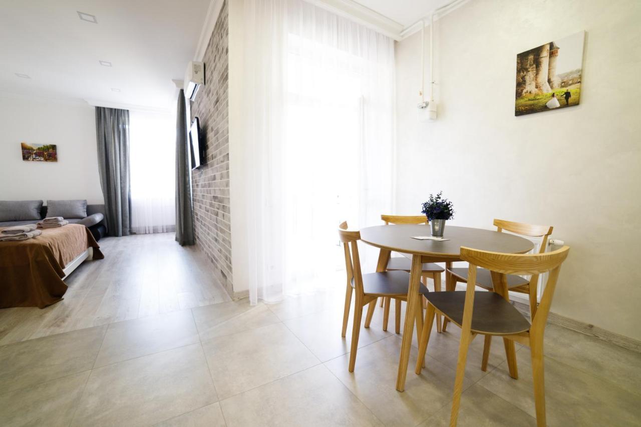 Lux Apartments Lviv Ngoại thất bức ảnh