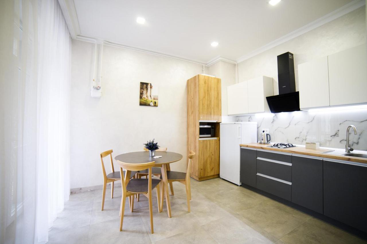 Lux Apartments Lviv Ngoại thất bức ảnh